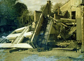 Maison Dobreme – a Boucherie Dobreme épületének romjai, Roye, Somme, Franciaország, 1917. március 17. (autokróm)